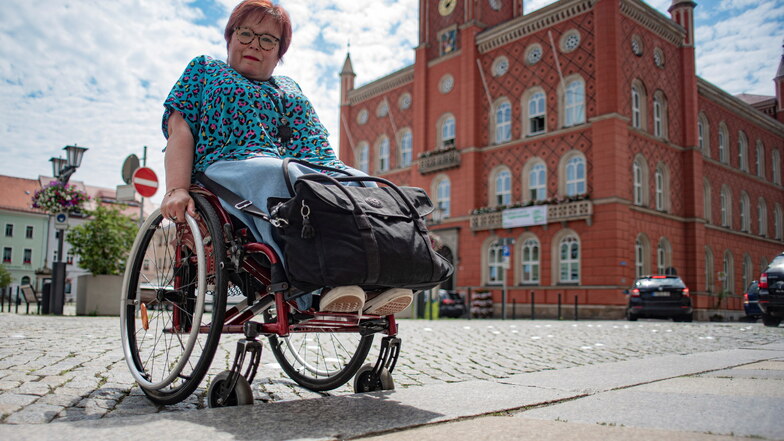Ulrike Pohl ist in Kamenz ehrenamtliche Behindertenbeauftragte. Sie will auf Barrieren wie zu hohe Bordsteine, hier auf dem Weg vom Markt zur Drogerie, aufmerksam machen.