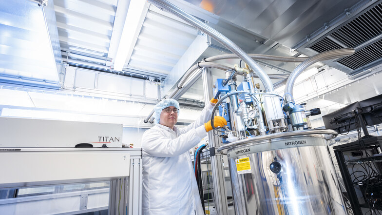 Nach zwei Jahren Aufbauzeit ist das Extremlabor der Dresdner Wissenschaftler eingerichtet. Jetzt beginnen die Vorbereitungen für die ersten Versuche.