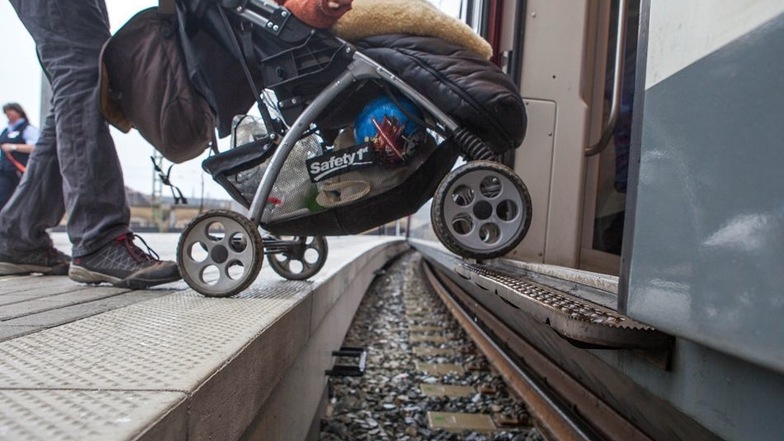 Für Mütter mit Kindern eine Hürde: Zwischen Zug und Bahnsteig klafft ein bis zu 47 Zentimeter großer Spalt.