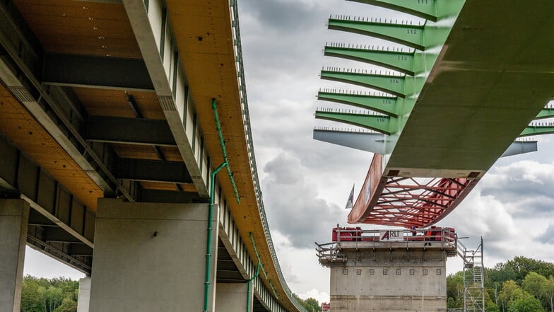 Die Ersatzbrücke wird im selben bogenförmigen Verlauf wie die bestehende Brücke gebaut.