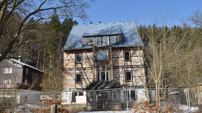 Die Ruine des ehemaligen Hotels Halali am Bahnhof Kipsdorf wird nun abgerissen.