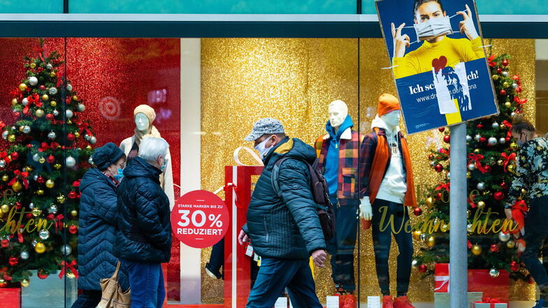Die meisten Menschen halten sich an die Maskenpflicht, die in Läden sowie Einkaufsstraßen gilt. Immer häufiger jedoch wird ein zweifelhaftes Attest gezückt, das angeblich von der Pflicht befreit.