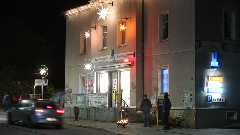 Festlich geschmückt mit Herrnhuter Sternen die Buchhandlung an der Hauptstraße.