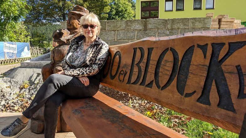 Sie will ein cooleres, frischeres Image für das Osterzgebirge: Iris Gläser, Chefin des Berghotels Talblick in Holzhau, auf ihrer Blockline-Bank.