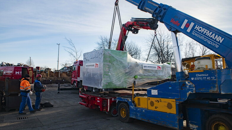 22 Tonnen Leergewicht hat der neue Pressroboter, der am Montag aus Coburg an die Großenhainer Gesenk - und Freiformschmiede ausgeliefert wurde.