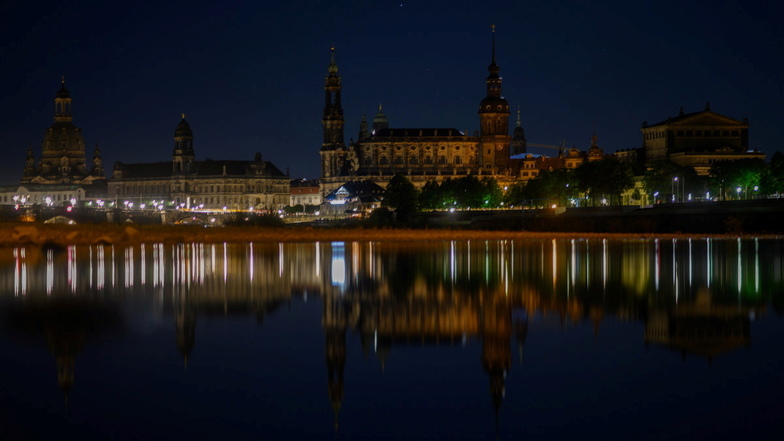 Im Zuge der Energiekrise blieb fast die gesamte Stadtansicht Dresdens Ende 2022 dunkel. Obwohl die Lichter nahezu alle wieder angeschaltet sind, spart die Stadt weiter Energie.