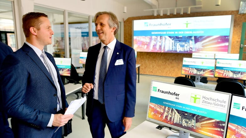 Schon bei der Eröffnung des Fraunhofer IEG-Institutes in den Mandauhöfen vor reichlich einem Jahr sprachen Standortleiter Clemens Schneider (l.) und Institutsleiter Mario Ragwitz von dem jetzt begonnenen Projekt.