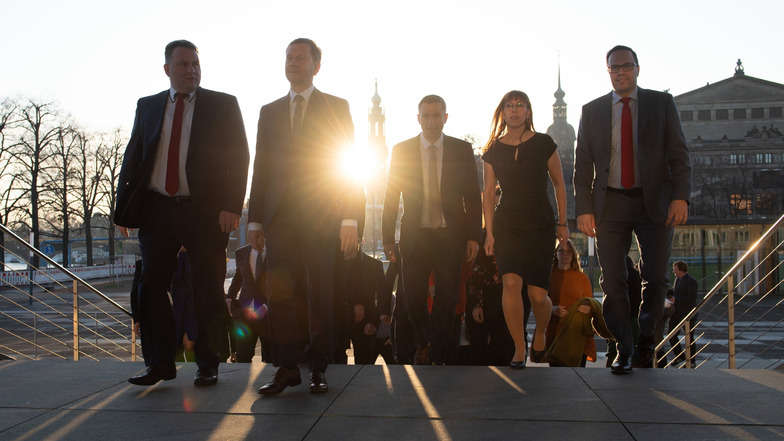 Die Spitzen der Koalitionsparteien am Freitagmorgen auf dem Weg in den Landtag.