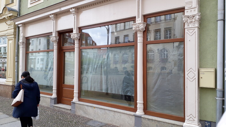 Die Schaufenster im künftigen Karls-Laden am Döbelner Obermarkt sind noch verhangen. Aber in fünf Wochen soll hier Eröffnung sein.