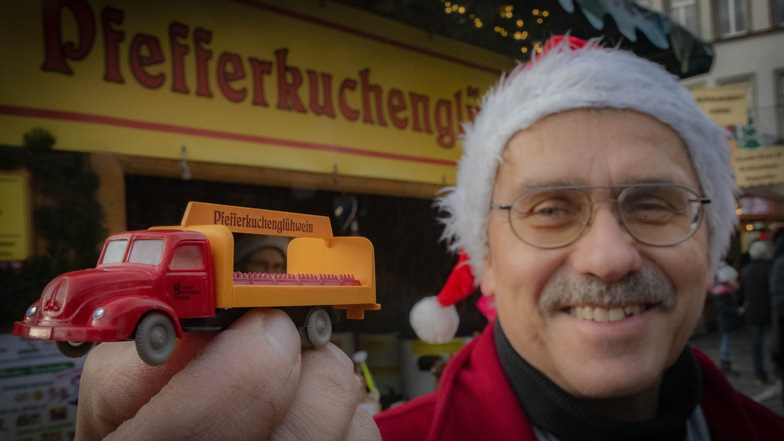 Uwe Schirrmeister und sein Glühweinmobil: Das Heißgetränk mit Pfefferkuchenaroma gibt es jetzt wieder unter der Pulsnitzer Weihnachtstanne.