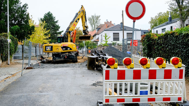 Am mittleren Abschnitt der Schumannstraße wird weiter saniert. Weit unten stießen Experten auf Altlasten im Boden. Dort soll der Bau erst 2020 weiter gehen.