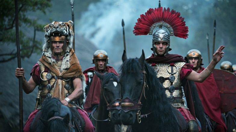 In der berühmten Schlacht im Teutoburger Wald kämpfen germanische Krieger gegen römische Legionen und verhindern den Vormarsch der Römer gen Norden - eine Szene aus "Barbaren".
