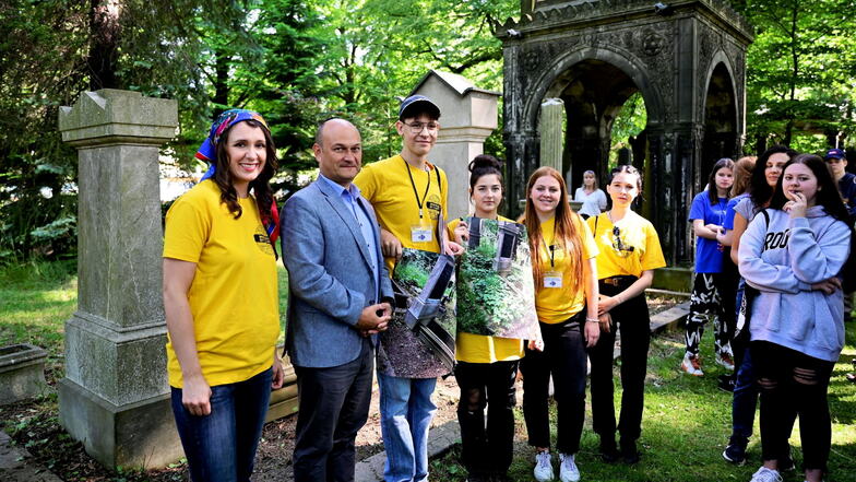 31 Schüler waren auf dem Jüdischen Friedhof im Einsatz. Sie begleiten die zweite von Lauren Leiderman (l.) initiierte jüdische Gedenkwoche. Rafal Gronicz, Bürgermeister von Zgorzelec, war mit vor Ort.