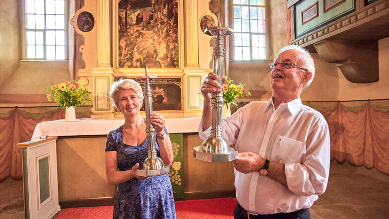 Wolfgang Grahl und seine Frau Sylvia spenden der Kirche in Liebethal zwei hohe Altarleuchter.