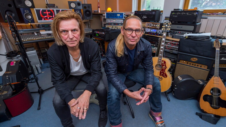 Uwe Hassbecker und Keyboarder Ritchie Barton im bandeigenen Studio in Münchehofe bei Berli.