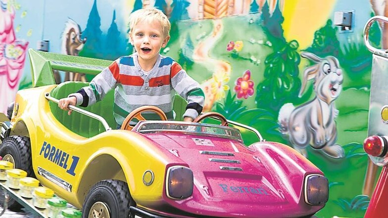 Canitz: Für den vierjährigen Theo ist der Rennwagen auf dem Kinderkarussell beim 22.Sport- und Dorffest in Canitz eine Wucht.