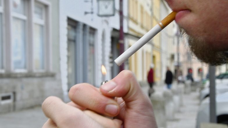 Schnell eine anzünden? In Sebnitz will das Ordnungsamt jetzt bei Jugendlichen strenger hinschauen. Unter 18-Jährigen ist das Rauchen in der Öffentlichkeit verboten.