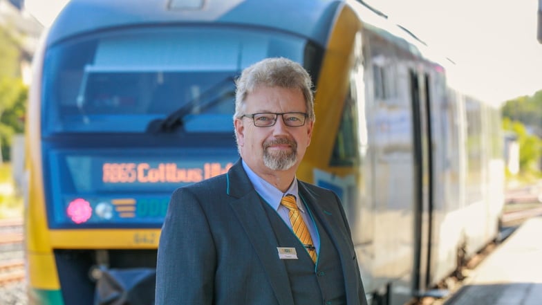 Bernd Thomsch hat als Zugbegleiter bei der Odeg seinen Traumjob gefunden - und empfiehlt ihn auch anderen.