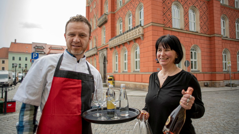 Kerstin und Mario Osmani von der Pizzeria im Kamenzer Stadtzentrum wollen bald wieder ihre Gäste bewirten - gern auch auf dem Kamenzer Markt.