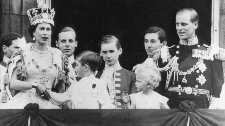 Königin Elizabeth II. von Großbritannien (l-r) mit der St. Edward's-Krone auf dem Haupt und den Kindern Prinz Charles, Prinzessin Anne und ihr Gatte Prinz Philip, Herzog von Edinburgh, auf dem Balkon des Buckingham Palastes kurz nach der Krönungszeremonie