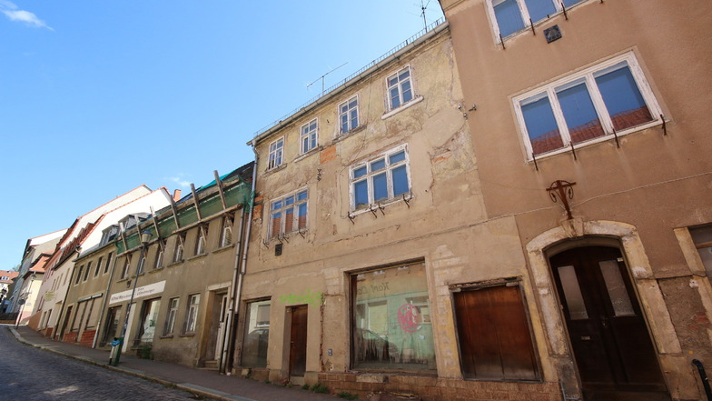 Diese maroden Häuser an der Mühlestraße in Roßwein werden in diesem Sommer abgerissen. Der Stadtrat vergibt am Donnerstag den Auftrag dafür.