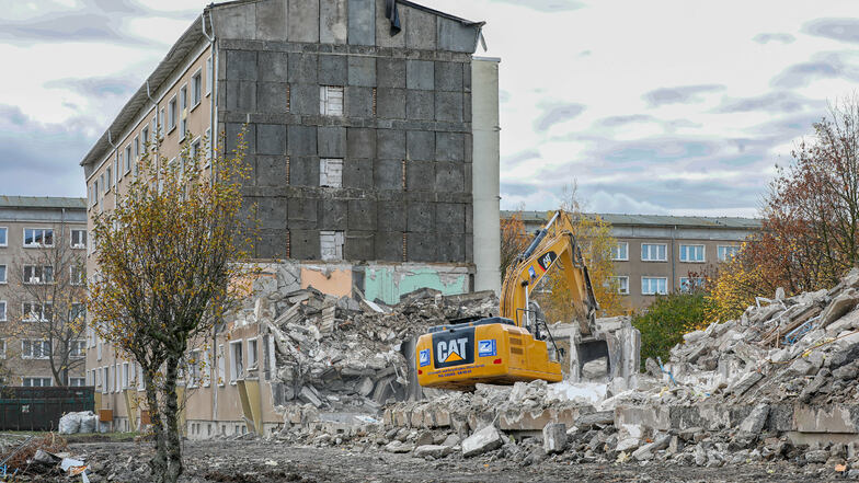 Der Abriss des Wohnblocks in der Straße der Freundschaft in Zittau-Ost ist nahezu abgeschlossen.