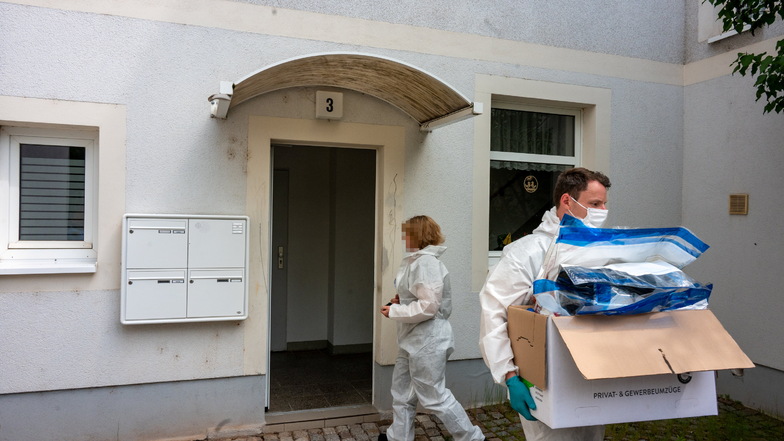 Im Haus Niedermarkt 3 sichern Polizisten Spuren, hier wurde am 15. Mai ein 54 Jahre alter Mann erstochen.