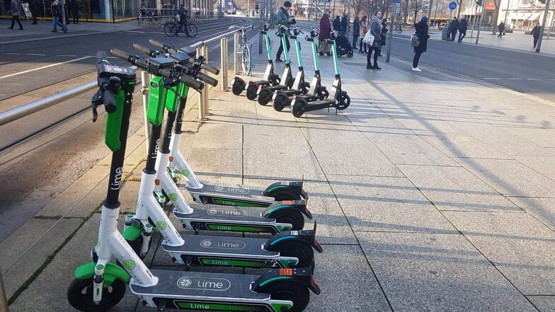 Im  Dresdner Stadtbild treten E-Scooter derzeit meist in Rudeln auf. 