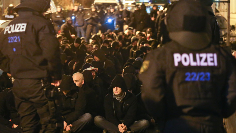 Der Angeklagte soll auch bei den Ausschreitungen in Leipzig dabeigewesen sein. Dort attackierten im Jahr 2016 Rechtsextreme und Hooligans den linksalternativen Stadtteil Connewitz.