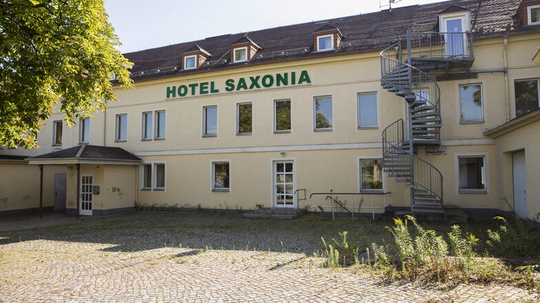 Hier wohnt derzeit niemand, das ist dem Hotel Saxonia anzusehen. Gleichzeitig wird das Haus  aber schon beim Buchungsportal booking.com angeboten. Dort heißt es „Hotel Eulenspiegel“ – in das sich das Haus aber nur per Fotomontage verwandelt hat.