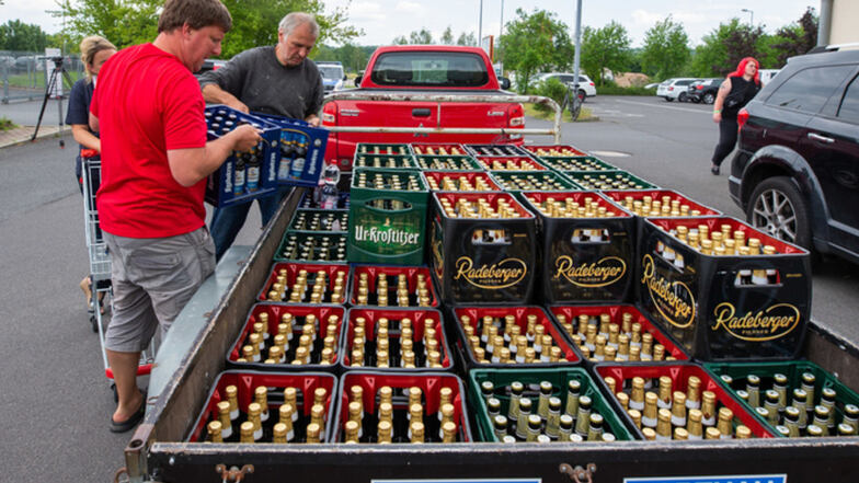 Anwohner aus Ostritz kauften im Juni den gesamten Bierbestand des Supermarktes im Ort auf.