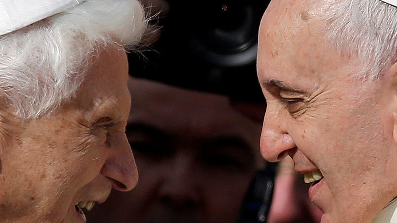 28.09.2014: Papst Franziskus (r) begrüßt den emeritierten Papst Benedikt XVI. vor dem Beginn eines Treffens mit älteren Gläubigen auf dem Petersplatz im Vatikan.