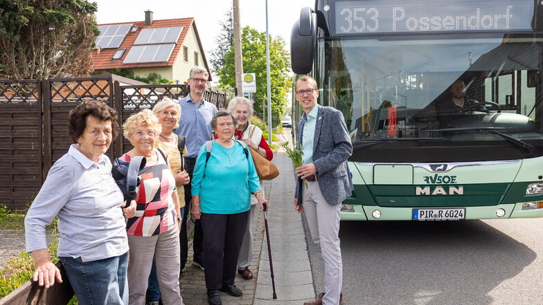 Bürgermeister Heiko Wersig begrüßt fünf Seniorinnen am neuen Busstopp in Hänichen.