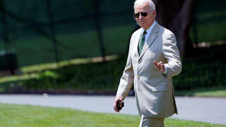 Joe Biden, Präsident der USA, hat mit einem beigen Anzug besondere Aufmerksamkeit auf sich gezogen.