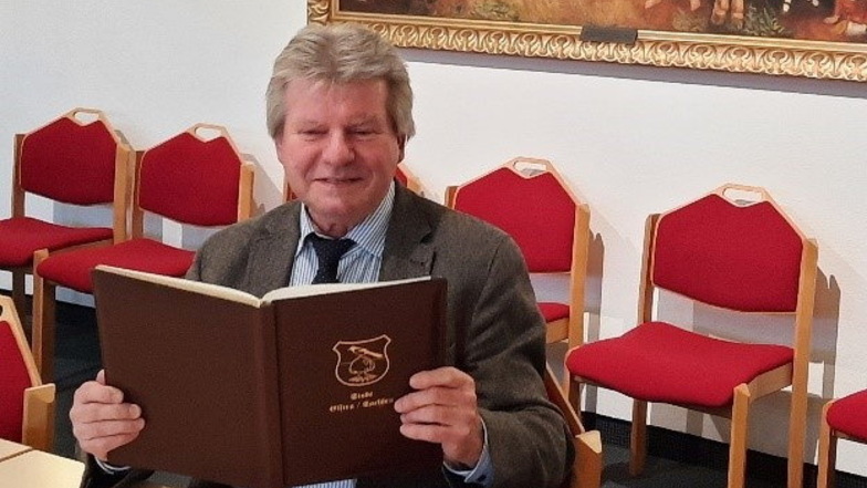 Der ehemalige Schulleiter der Oberschule Elstra trug sich jetzt in das Goldene Buch der Stadt ein.