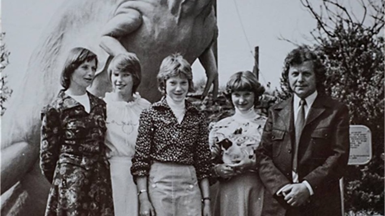 Familienfoto mit Saurier: Rosemarie, Katrin, Kirstin, Carina und Franz Gruß an Kirstins Jugendweihetag im Mai 1980. Der Tyrannosaurus war das zweite Werk des damals 49-Jährigen. Hunderte weitere folgen.