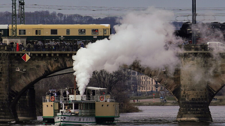 Der Dampfer Pillnitz, hier bei einer Sonderfahrt ohne Fahrgäste im März 2021, soll einer von zwei "Wasserbussen" werden.