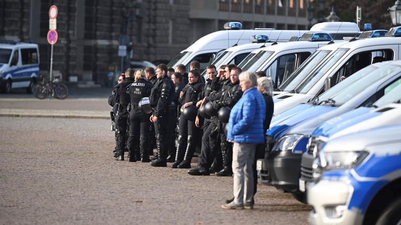 Zahlreiche Einsatzkräfte der Polizei sicherten die Demonstrationen in der Dresdner Innenstadt ab.