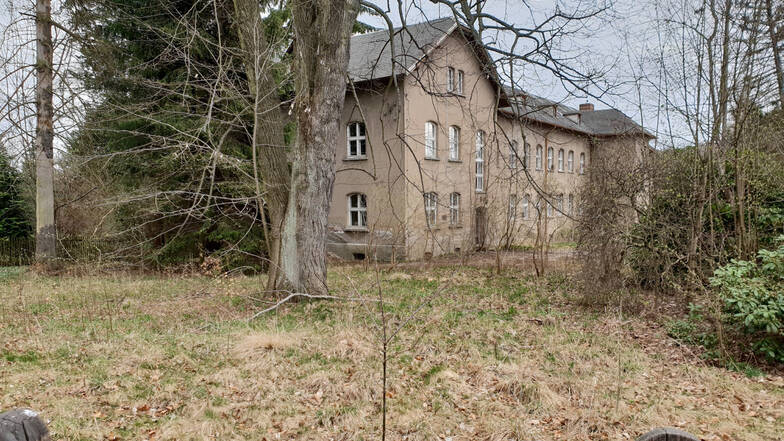 Das alte Ambulatorium in Seifhennersdorf: Hier hätte Ärztin Katharina Varga gern ihr MVZ eingerichtet. Auf diesem Foto ist es noch zu erkennen, mittlerweile ist das Gebäude aber völlig zugewachsen. 