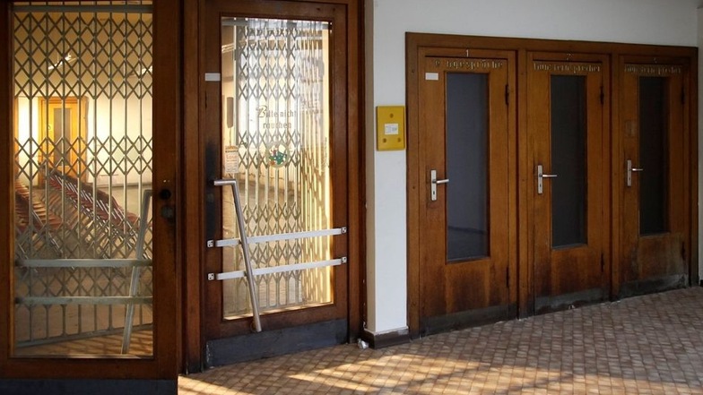 Ältere Görlitzer kennen noch die drei markanten Telefonzellen neben dem Eingang zur Briefpost-Schalterhalle.