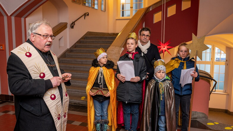 Mit Pfarrer Steffen Börner und Klaus-Peter Katzer haben die Sternsinger auch im Döbelner Rathaus Station gemacht und Spenden gesammelt.