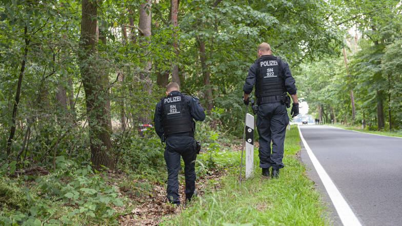 Ermittler suchten im Juni zwischen Medessen und Zottewitz nach Spuren eines Tötungsdelikts. Nun wird wegen des Verdachts auf gemeinschaftlichen Mord ermittelt.