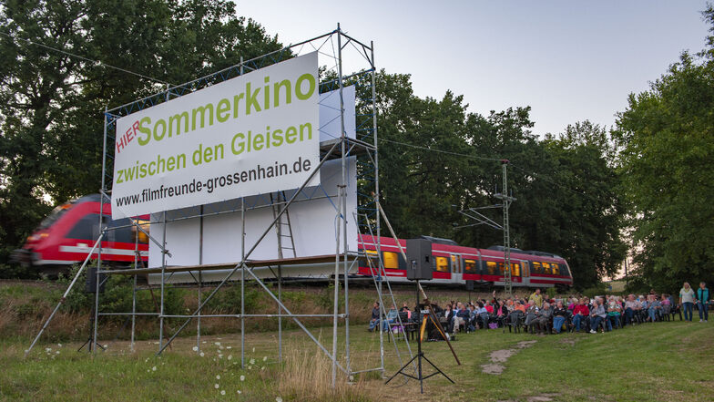 Das Sommerkino zwischen Gleisen am Stadtpark Großenhain hat einen ganz eigenen Charme.