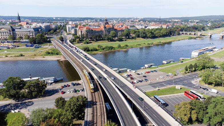 Soll ein Radweg über die Carolabrücke in Richtung Altstadt führen? Ein Eilantrag im Rat will dies verhindern.