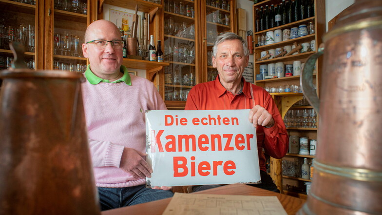 Eckhard Göbel (r.) war jahrzehntelang als Braumeister in der Kamenzer Brauerei tätig. Zusammen mit Bier-Fan Axel Schneider will er zur 800-Jahrfeier der Stadt  2025 noch einmal ein Kamenzer Pils brauen.