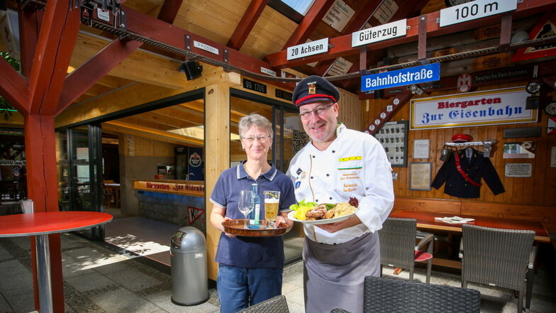 Jan und Cornelia Klawitter in ihrem Biergarten "Zur Eisenbahn". Das Lokal im Kamenzer Ortsteil Wiesa ist beliebt unter Lesern von Sächsische.de und Sächsischer Zeitung. Beim Biergarten-Ranking belegt es Platz 2.