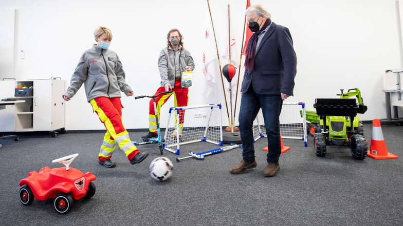 Anna-Isabell Kreutz, Volker Stäbler und Bernd Wenzel (v.l.) testen Teile aus dem Spielemobil, mit dem die Johanniter in Krisen Kindern helfen.