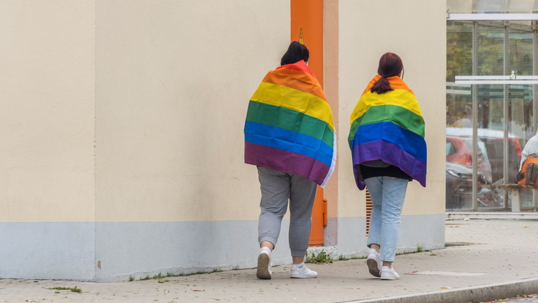 Zwei Teilnehmer des CSD in Riesa: Queere Menschen sind in Sachsen stärker gefährdet als zuvor.
