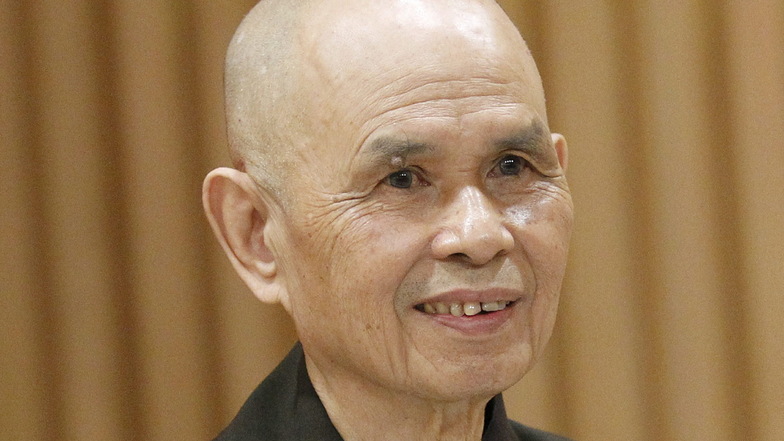 Thich Nhat Hanh gründete 1982 in Frankreich das berühmte "Plum Village", ein buddhistisches Meditationszentrum.