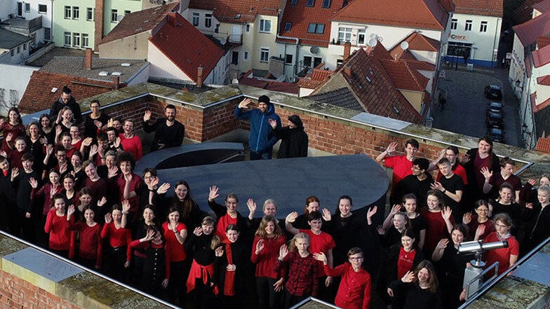Der Großenhainer Jugendchor, hier bei einer Filmaufnahme auf dem Bergfried des Kulturschlosses.